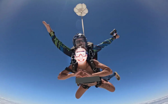 Influencer baiana salta de paraquedas nua em Boituva e tenta registro no Guinness Book