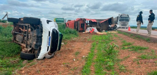 Batida entre caminhão, Hilux e Uno deixa 4 feridos e destrói veículos na BR-163
